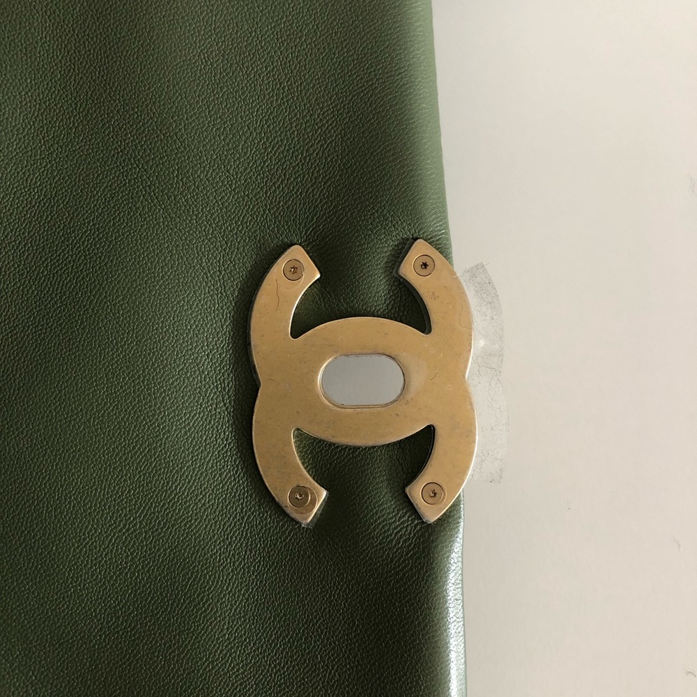 Brand new CHANEL small 19 green handbag - Picture 14 of 16